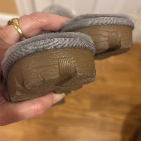 UGG Women's Crisscross Slippers - Picture 7 of 9